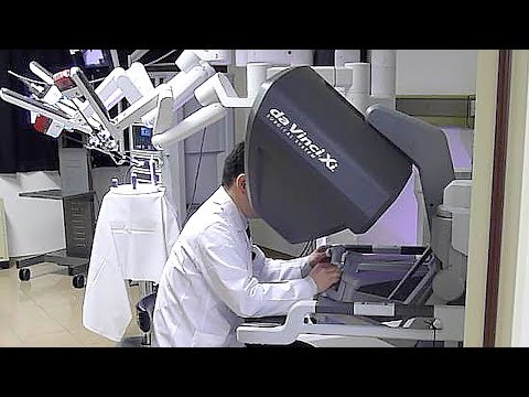 手術支援ロボ「ダビンチ」最新型のデモンストレーション