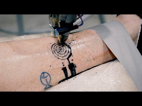 Getting a tattoo from an industrial robot looks intense (Tomorrow Daily 404)