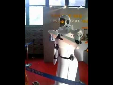 Humaniod ETRO robot wears its heart on its face, promises to love you