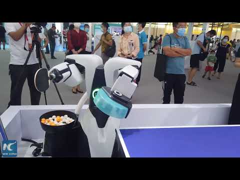 Service robots exhibit their talents at China int'l services trade fair